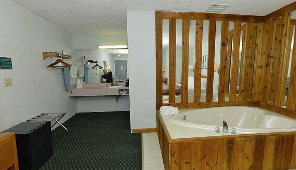 Americas Best Value Inn Сент Игнас Екстериор снимка