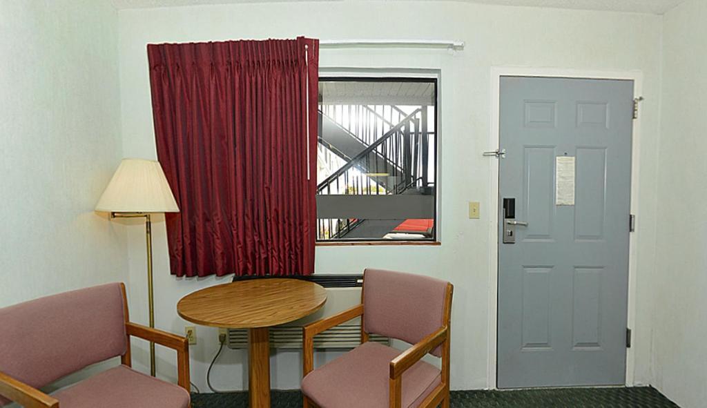 Americas Best Value Inn Сент Игнас Екстериор снимка