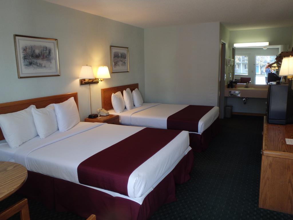 Americas Best Value Inn Сент Игнас Екстериор снимка