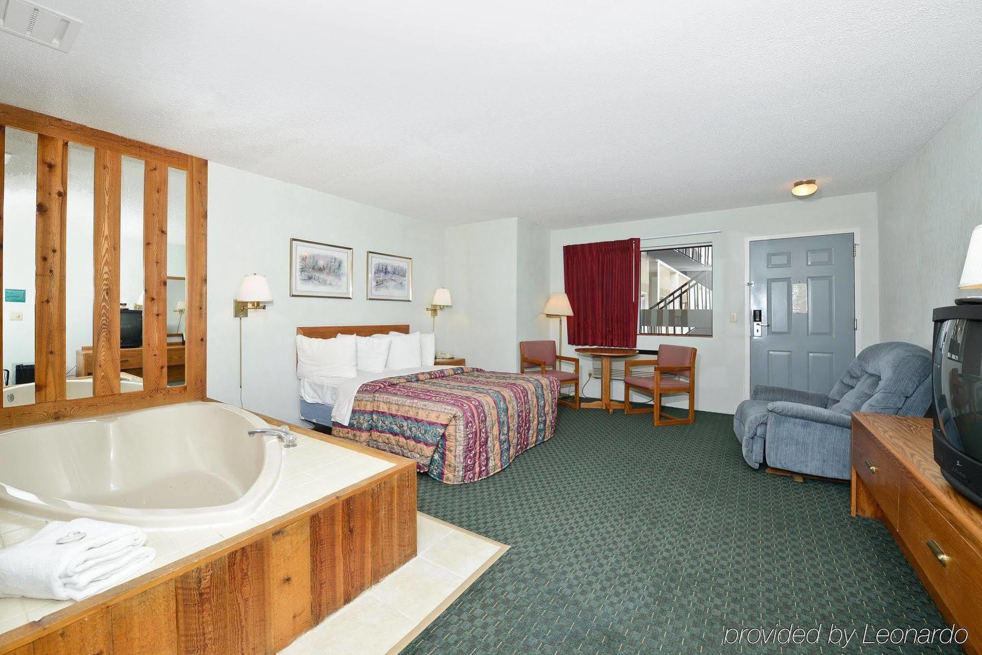 Americas Best Value Inn Сент Игнас Екстериор снимка